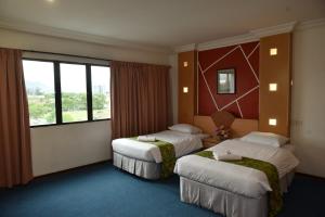 怡保Fair Park Premier的酒店客房设有两张床和窗户。