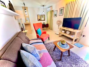 八打雁Fully Furnished Apartment with Netflix and Wifi的带沙发和电视的客厅