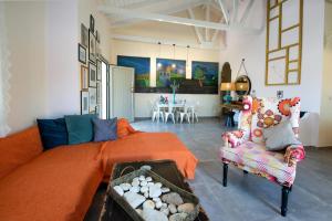 盖奥斯Vasia's Artistsvillas的客厅配有橙色的床和椅子