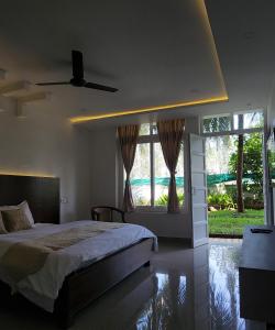 库斯哈尔纳加尔Mazra Retreat, Coorg Kushālnagar的一间卧室设有一张床和一个大窗户