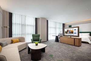 增城广州新塘希尔顿欢朋酒店的酒店客房设有电视和床。