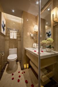 石家庄石家庄诺华廷酒店 Novlion hotel的浴室设有卫生间,地板上设有玫瑰水槽。