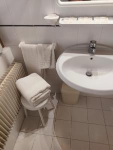 平佐洛Garnì Bonsai的白色的浴室设有水槽和卫生间。