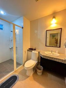 邦萨雷Baan Mahasamut Poolvilla Sattahip的浴室配有卫生间、盥洗盆和淋浴。