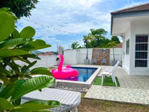 邦萨雷Baan Mahasamut Poolvilla Sattahip的后院游泳池里的粉红色橡皮鸭