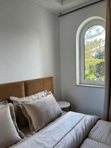 Dar Salah BeyVilla Carthage - Proche Mer的窗户客房内的一张床位