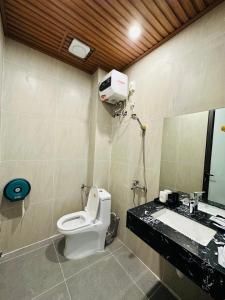 高平Minh Hoang Hotel & Homestay的一间带卫生间和水槽的浴室