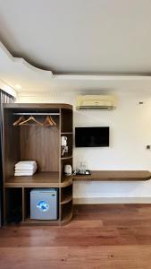 高平Minh Hoang Hotel & Homestay的客厅配有平面电视和电视。