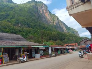 NongkhiawKhamphan Guesthouse的山地小镇的街道