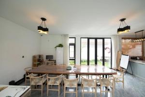 怀柔雁溪-棠棣民宿的用餐室配有大型木桌和椅子