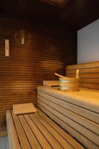 加尔达湖滨鲁迪酒店的一间带木制浴缸和木制台阶的桑拿浴室
