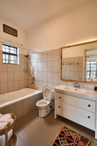 基加利Cozy Stays Kigali的带浴缸、卫生间和盥洗盆的浴室