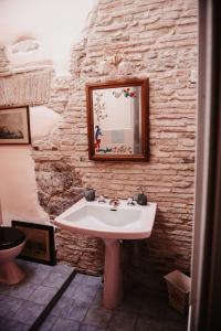 托尔法Palazzetto Pergi的一间带水槽和石墙的浴室