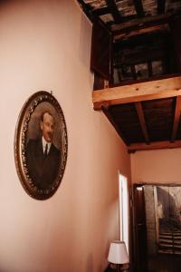 托尔法Palazzetto Pergi的挂在墙上的男人的照片