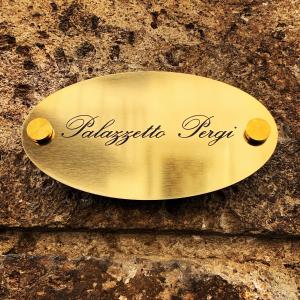 托尔法Palazzetto Pergi的石墙上的金色冲浪板