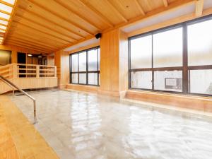 加贺Yukai Resort Saichoraku的一间空房间,有窗户和水面