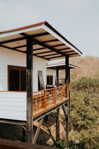 塞隆贝拉纳克Disini Lombok ECO Sky House with Sea view的前面设有木制甲板的房子