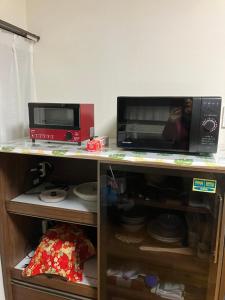 筑紫野市民泊　筑紫野的架子上配有微波炉和烤面包机