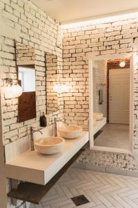 OrissaareMia Glamping的浴室设有2个水槽和砖墙