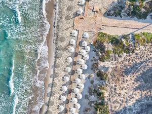马尔马里Grecotel Casa Paradiso的海滩上方的太阳伞
