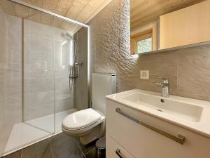 拉茨欧马兹Chalet a Didi - Alps Paradise - 4 Vallees的浴室配有卫生间、盥洗盆和淋浴。