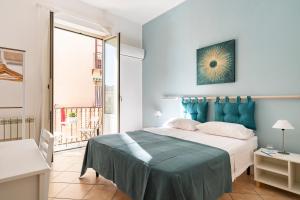 巴勒莫Punto al Capo Appartamento intero o stanze matrimoniali con bagno privato的一间卧室配有一张大床和蓝色床头板