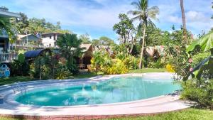 科隆椰子花园度假酒店的一座房子的院子内的游泳池