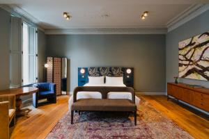 马斯特里赫特马斯特里赫特修道院酒店的一间卧室配有一张床和一张书桌