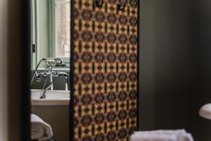 马斯特里赫特马斯特里赫特修道院酒店的一间带水槽和淋浴帘的浴室