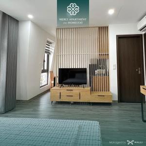 海防Chuỗi căn hộ Merci Apartment & Homestay - HH Riverside Hai Phong Central的木质娱乐中心设有带平面电视的客厅。