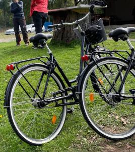 ÅråsÅrås Kvarn & Hostel的停在草地上的自行车
