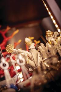 开普敦Newkings Boutique Hotel的一组带十字架和灯的圣诞装饰品