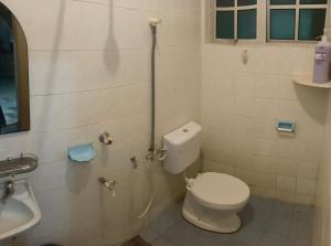 昔加末Homestay No. 8的一间带卫生间和水槽的浴室