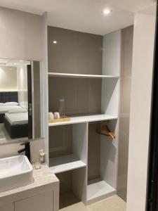 巴科洛德Central Block Inn的一间带水槽和镜子的浴室