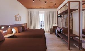 埃尔阿雷纳尔tent Bahia de Palma的一间酒店客房,设有一张床和一个楼梯