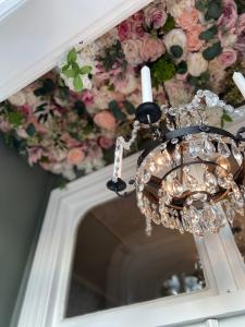 克里斯蒂安斯塔德安纳斯酒店的吊灯挂在天花板上,挂着鲜花
