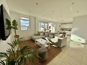 圣米格尔德阿沃纳Amarilla Golf Suite by VV Canary Ocean Homes的客厅配有沙发和桌子