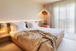 阿尔图拉阿尔图拉优若托尔酒店的一间卧室设有一张大床和一个大窗户