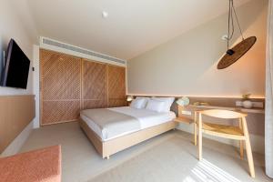 阿尔图拉阿尔图拉优若托尔酒店的一间卧室配有一张床、一张书桌和一台电视。