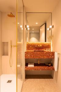 阿尔图拉阿尔图拉优若托尔酒店的带淋浴、盥洗盆和镜子的浴室