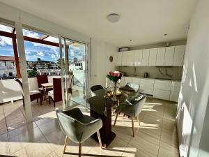 圣米格尔德阿沃纳Amarilla Golf Suite by VV Canary Ocean Homes的厨房以及带桌椅的起居室。