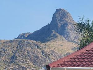 LobambaCottage @ Ezulwini的远方的山,有房子