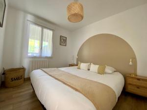 JulienneCharmante MAISON Lumineuse, Chaleureuse et confortable的卧室设有一张白色大床和一扇窗户。