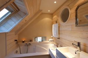 滨海拉特里尼泰戈斯贝小屋酒店的带浴缸和盥洗盆的大浴室