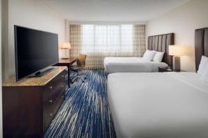 西棕榈滩西棕榈滩中心希尔顿合博套房酒店的酒店客房设有两张床和一台平面电视。