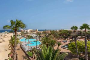 科斯塔特吉塞Barceló Lanzarote Active Resort的享有棕榈树和游泳池度假村的空中景致