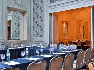 布宜诺斯艾利斯Palladio Hotel Buenos Aires - MGallery的一间会议室,配有长桌子和椅子