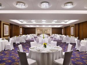迪拜朱美拉海滩瑞享酒店的宴会厅配有白色的桌子和白色的椅子