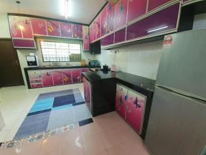 芙蓉Lot 90 Seremban Town Homestay的厨房配有紫色橱柜和瓷砖地板。