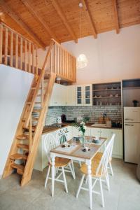 雷夫卡达镇Villa di Vino的厨房配有木桌、椅子和楼梯